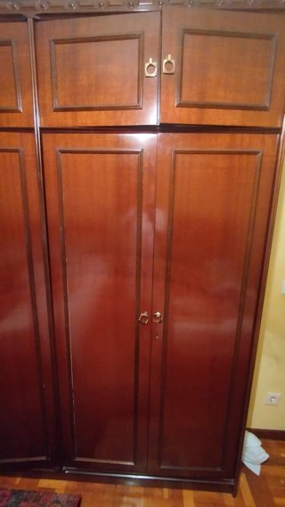 Armario de madera marrón