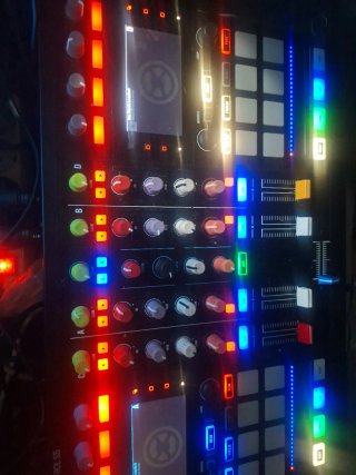 Controlador DJ Traktor Kontrol S5