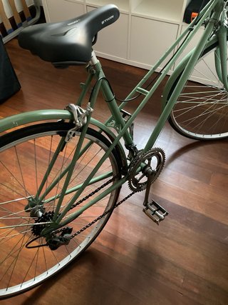 Bicicleta de paseo verde con cesta