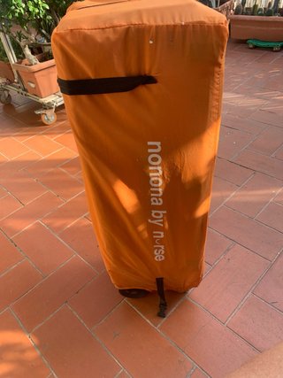 Cuna de viaje naranja y roja