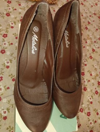 Zapatos de tacón marrones para mujer