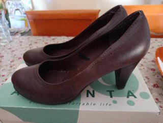 Zapatos de tacón marrones para mujer