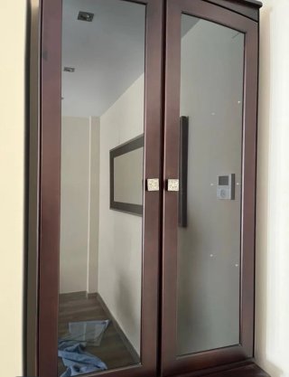 Vitrina de madera y cristal con cajones