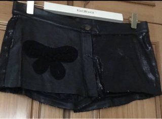 Shorts de cuero negro con lazo