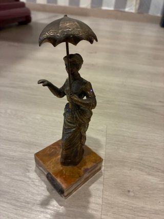 Figura Dama Paraguas Bronce