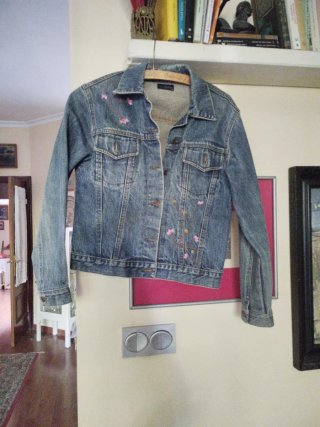 Chaqueta vaquera con flores bordadas