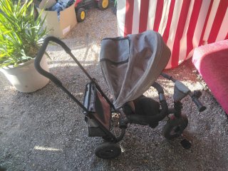 Triciclo para bebé nuevo hay que limpiar i ya esta