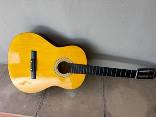 Chitarra classica gialla