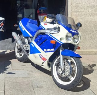 Suzuki GSXR 750 - Azul y Blanco