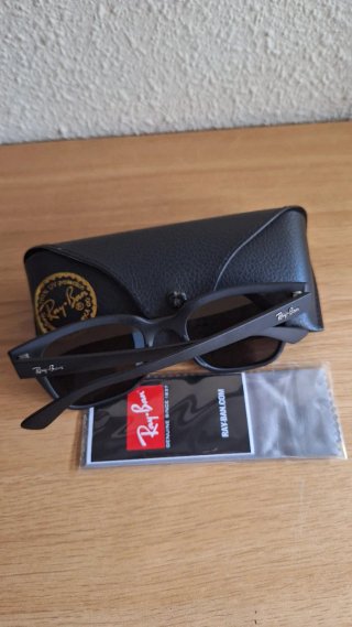 Gafas de sol Ray-Ban negras polarizadas
