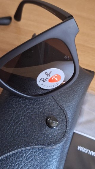 Gafas de sol Ray-Ban negras polarizadas
