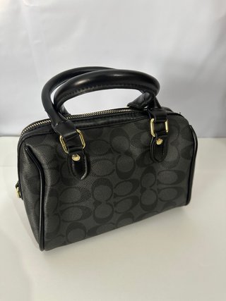 Bolso Coach Satchel Negro con Llavero Cereza