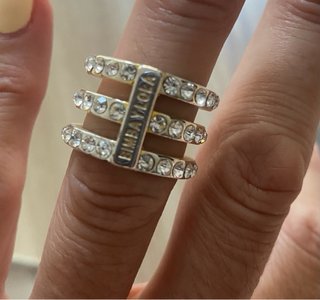 Anillo plateado con cristales