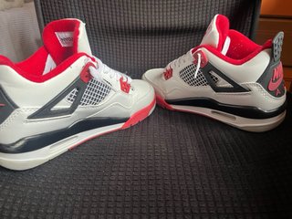 Jordan 4 Rojas y Blancas