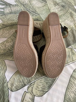 Sandalias Refresh negras lazo marrón T37