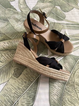 Sandalias Refresh negras lazo marrón T37