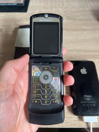 Lote 4 móviles: 3 Nokia, y 1 Motorola.