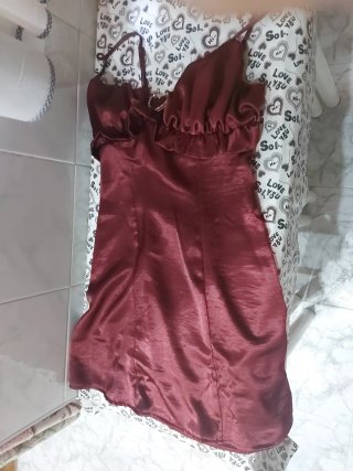 Vestido granate satinado con volantes