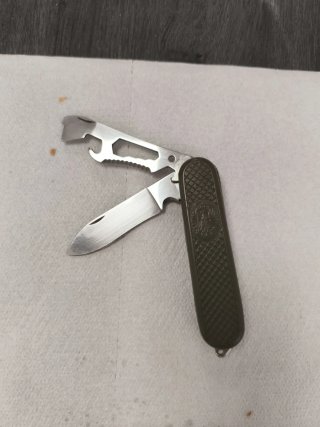 Navaja militar multiusos