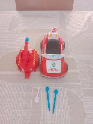 Coche de bomberos con accesorios