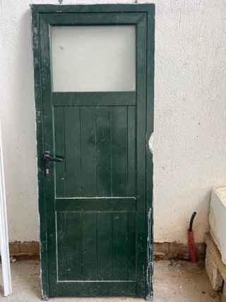 Puerta verde de aluminio con cristal