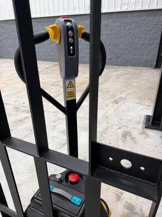 Transpaleta eléctrica frutera YALE MPC15 1.500kg