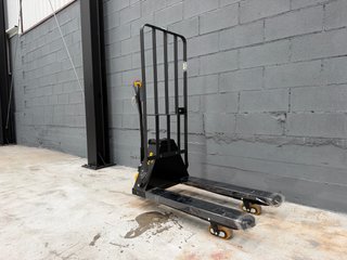 Transpaleta eléctrica frutera YALE MPC15 1.500kg