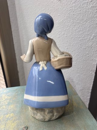 Figura de porcelana niña con cesta