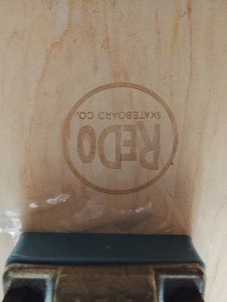 Monopatín Redo con diseño de olas