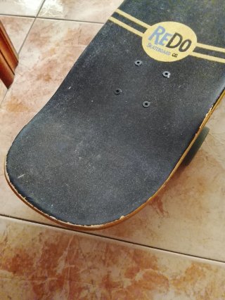 Monopatín Redo con diseño de olas