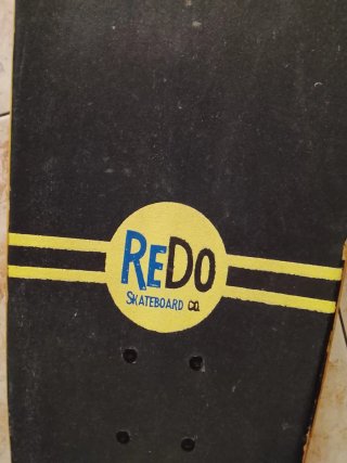 Monopatín Redo con diseño de olas