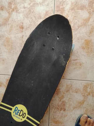 Monopatín Redo con diseño de olas