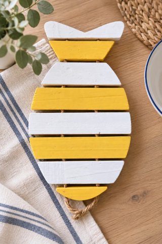 Salvamantel de madera con forma de pez