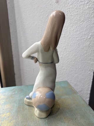 Figura de porcelana niña con conejo