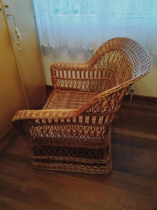 Sillón de mimbre marrón