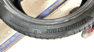 Neumático 235/45/19