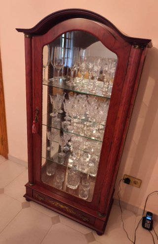 Vitrina de madera con cristalería Bohemia