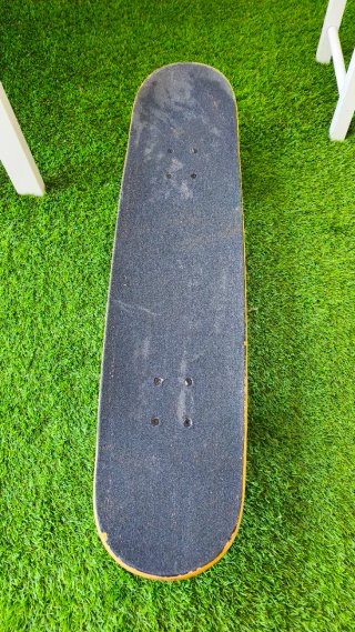 Skate infantil con diseño de calavera y mono