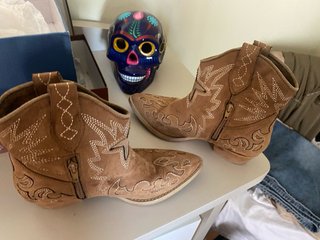 Botines marrones estilo cowboy