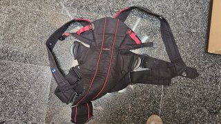 Mochila Portabebés BabyBjörn Negra y Roja