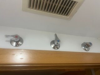 Llave de agua cromada