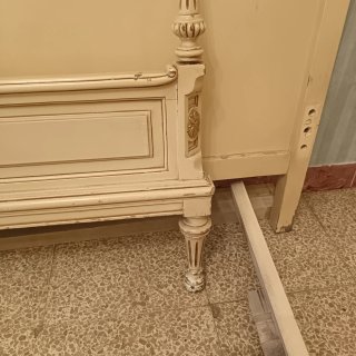 Cama de matrimonio beige y dorada