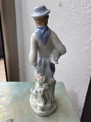Figura de porcelana niño con pato