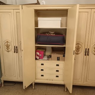 Armario beige y dorado de madera