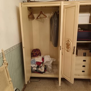 Armario beige y dorado de madera