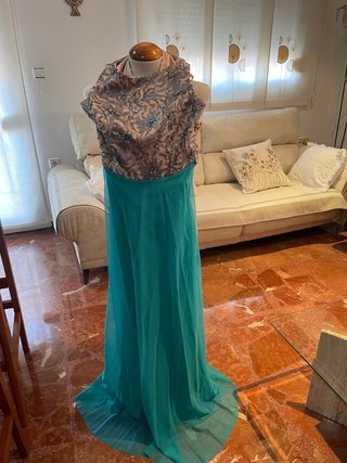 Vestido de fiesta plateado y verde azulado