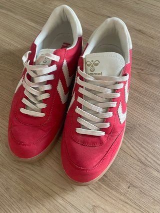 Zapatillas Hummel rojas y blancas