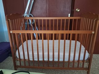 Cuna de madera para bebé.