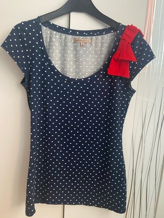 Camiseta Bershka lunares azul con lazo rojo