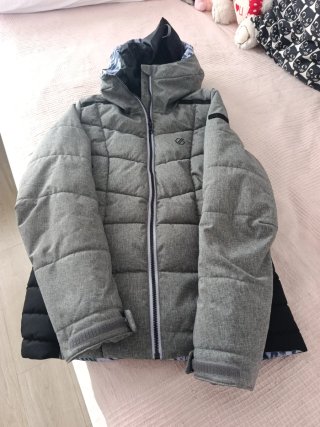 Cazadora de nieve gris y negra